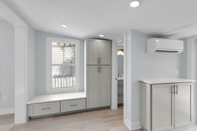 Building Photo - 1420 Petronia St