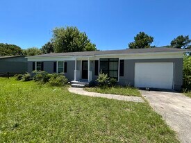 Building Photo - 2830 Village Green Dr