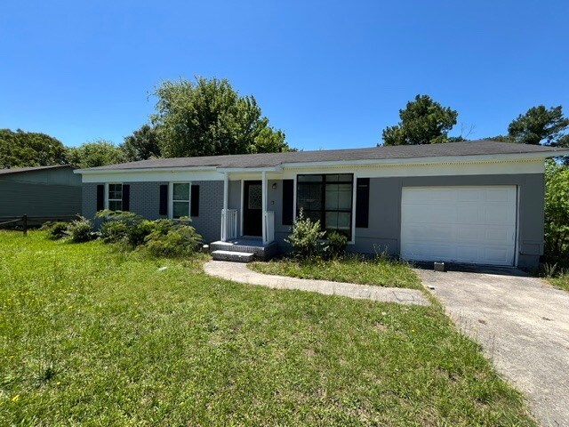 Building Photo - 2830 Village Green Dr