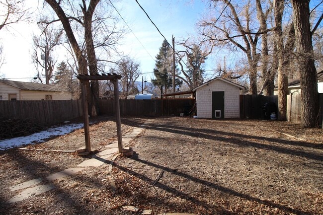 Building Photo - Adorable 3bdrm Downtown Bungalow