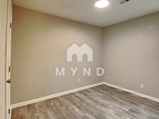 Building Photo - 1600 Poole Rd Unit F