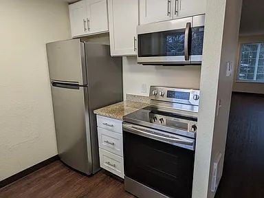 Building Photo - Available Now! Pet-Friendly 2 Bed/ 1.5 Bath with Patio & Parking