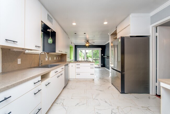 Building Photo - 3927 Pleasant Valley Dr