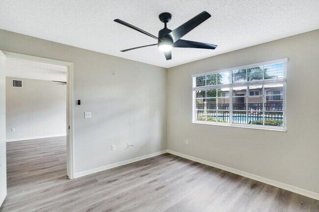 Building Photo - 1700 Crestwood Ct S