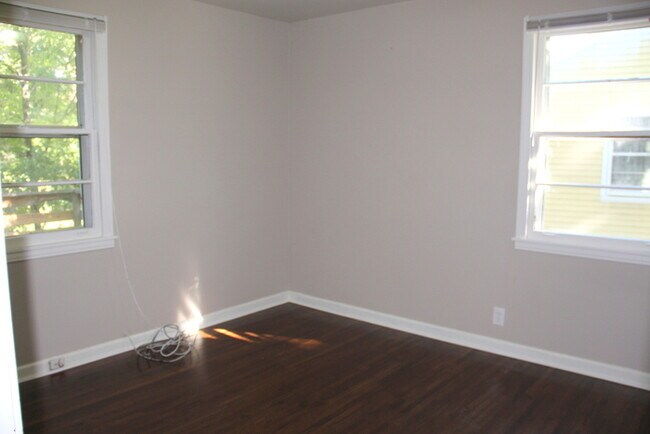 Building Photo - Donelson - Updated 2 bedroom 1 bath - tons of parking & storage!