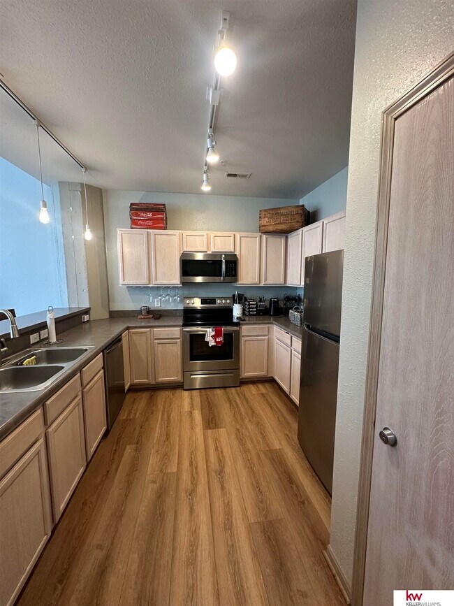 Building Photo - 312 S 16th St