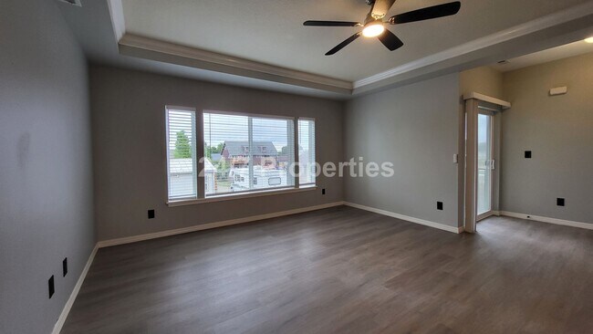 Building Photo - Spacious and Modern 3-Story Townhome - Mol...