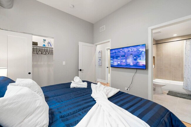 Building Photo - 6044 N Winthrop Ave