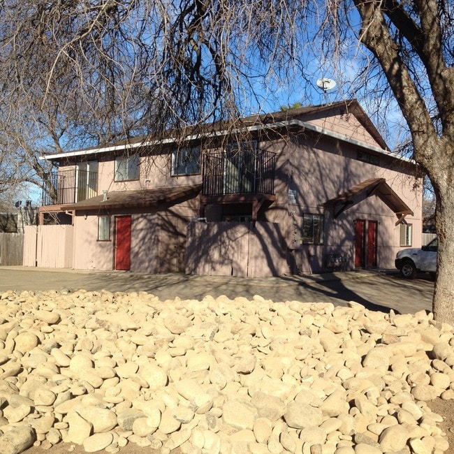 Building Photo - 2480 Wilson Ave