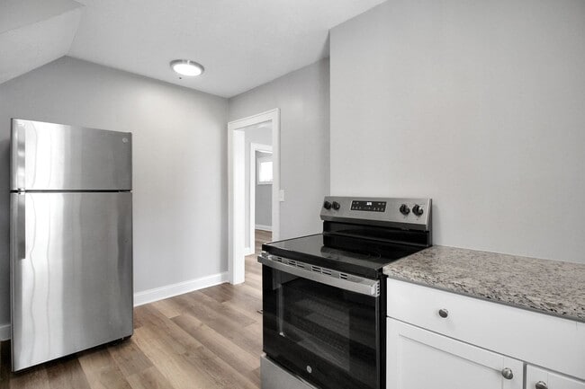 Building Photo - Beautifully Updated 3-Bedroom Home Near Do...