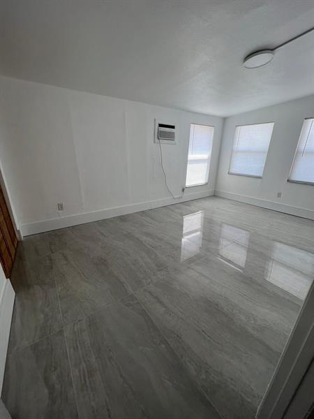 Building Photo - 4040 NE 12th Terrace