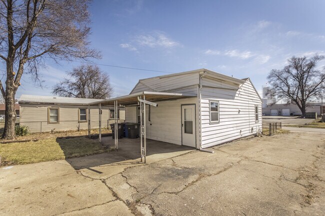 Building Photo - Adorable 2 Bedroom 1 Bath - 2 Stall Detach...
