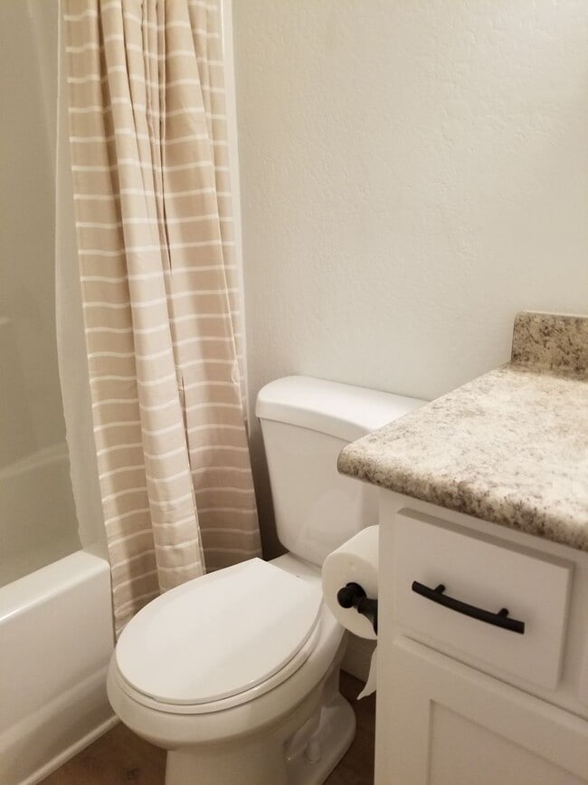 Building Photo - Newer two bedroom/two bath duplex | Availa...