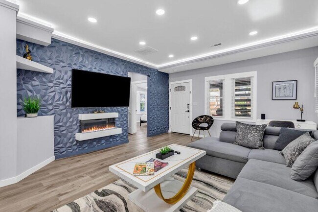 Building Photo - 830 Parkwood Ave