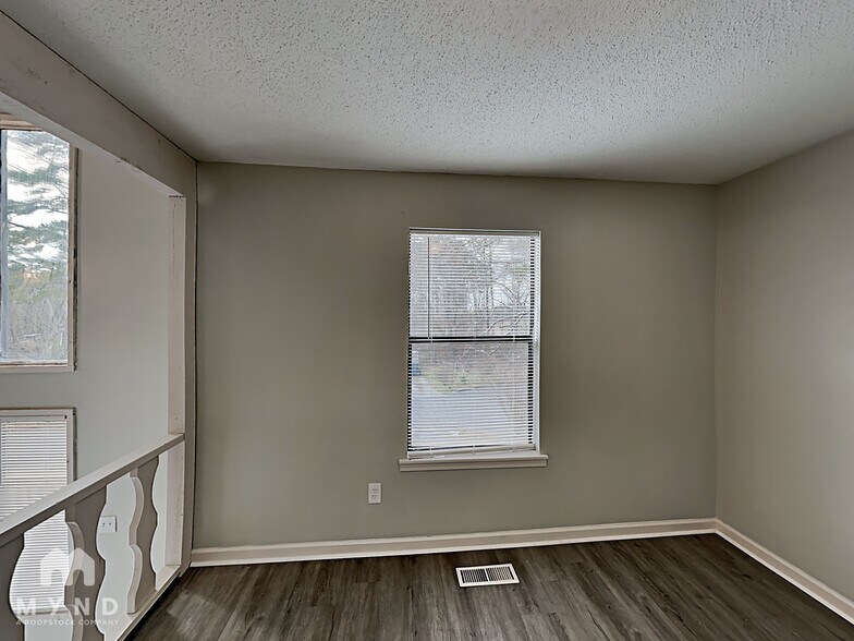 Building Photo - 9925 Miller Ave