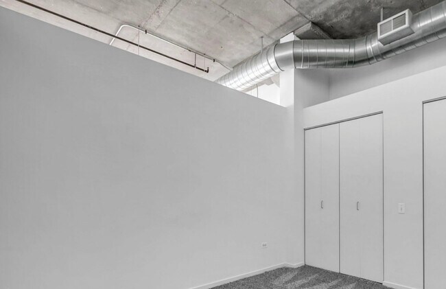 Building Photo - 900 N Kingsbury St