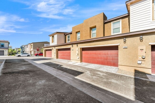 Building Photo - Modern West Henderson Townhome with Sleek Upgrades & Smart Home Features!