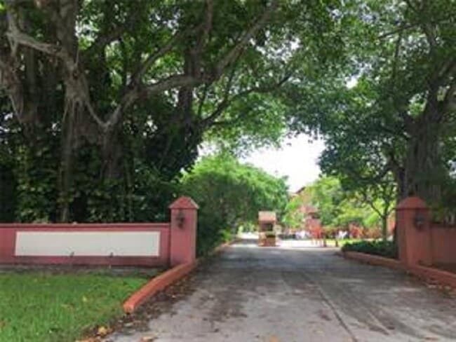 Building Photo - 670 Tennis Club Dr