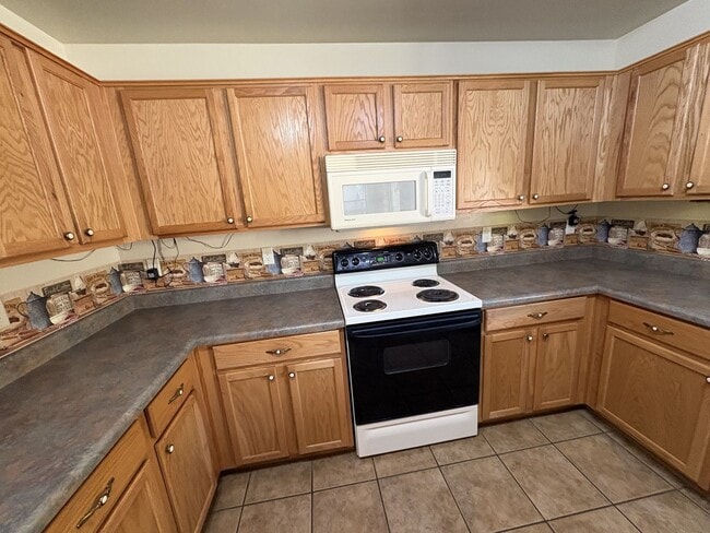 Building Photo - East side beauty 4 bedrooms