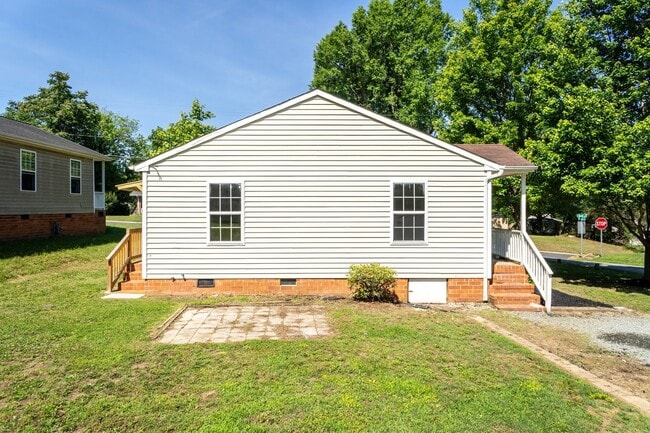 Building Photo - Three Bedroom Home Move in ready!