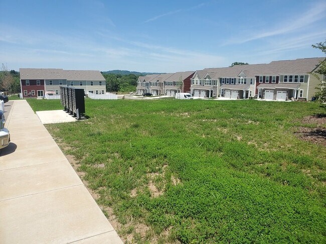 Building Photo - Like new 3BR/2.5BA townhouse in Goodlettsville