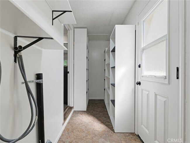 Building Photo - 10918 Reseda Blvd