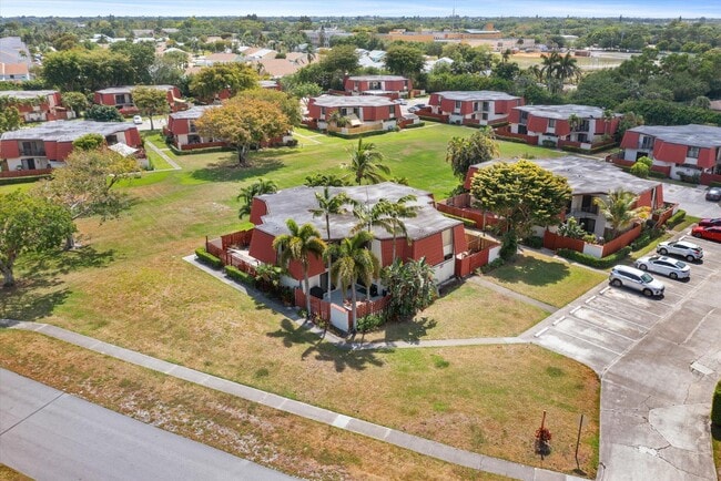 Building Photo - 3750 Victoria Dr