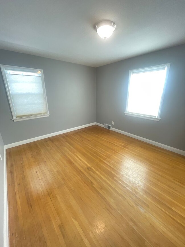 Building Photo - SHORT TERM LEASE TO MAY - 3 Bedroom, 2 Bat...