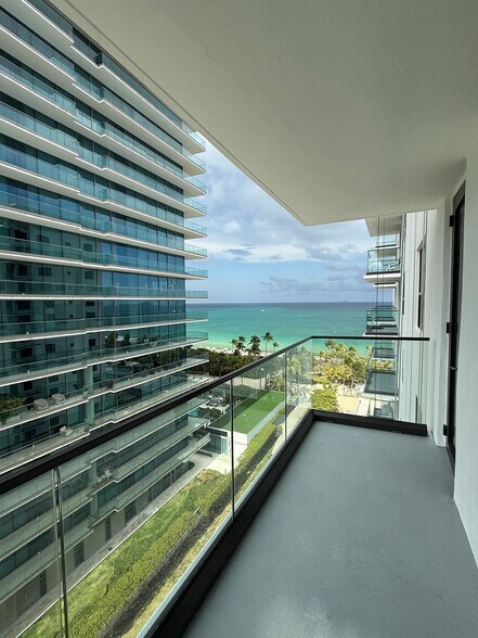 Building Photo - 10185 Collins Ave