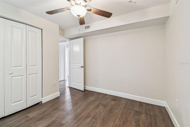 Building Photo - 650 E Tarpon Ave