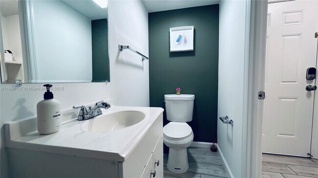 Building Photo - 9971 W Bay Harbor Dr