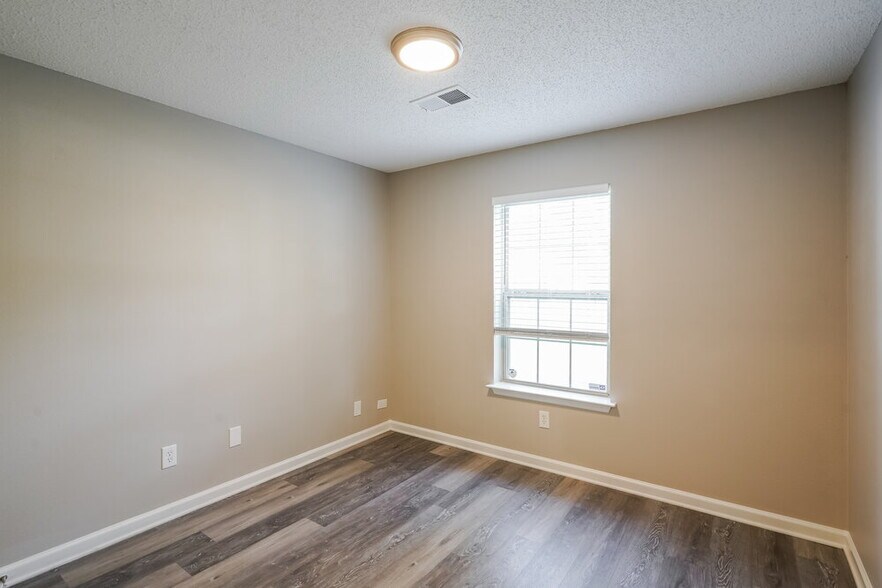 Building Photo - 3944 Rock Creek Dr