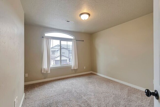 Building Photo - Beautiful Orem Townhome
