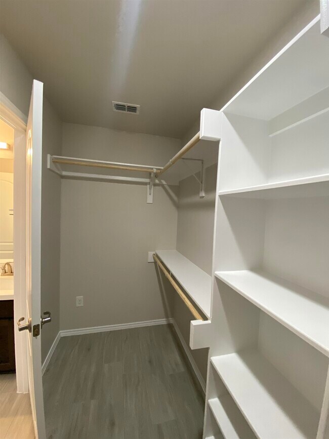 Building Photo - 9975 Rosary Ln