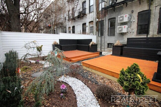 Building Photo - Grand Spacious 2 Bed in Prime Crown Heights