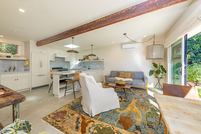 Building Photo - Downtown bungalow