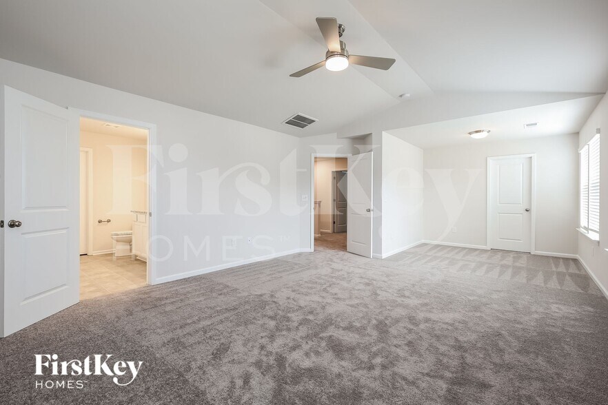 Building Photo - 300 Stonefence Dr