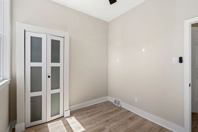 Building Photo - Freshly Renovated 2 Bedroom in Bloomfield available NOW!