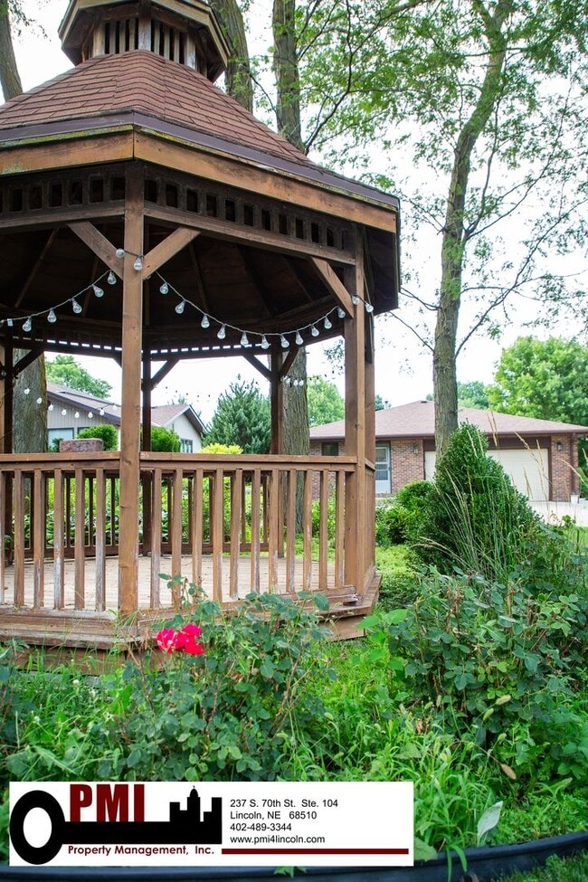 Building Photo - 3 Bedroom and 2 bathroom Colonial Hills Ho...