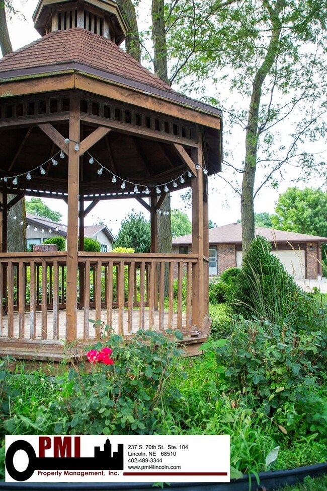 Building Photo - 3 Bedroom and 2 bathroom Colonial Hills House for rent!