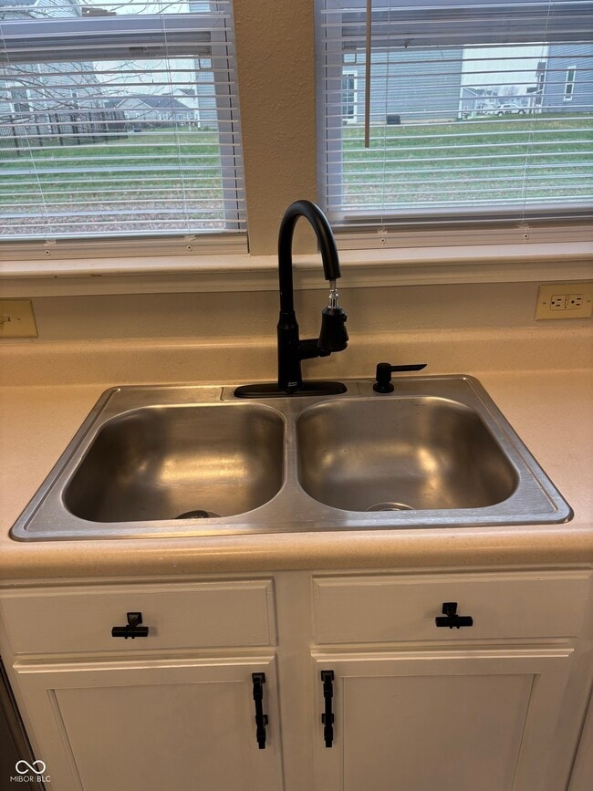 Building Photo - 1380 King Maple Dr