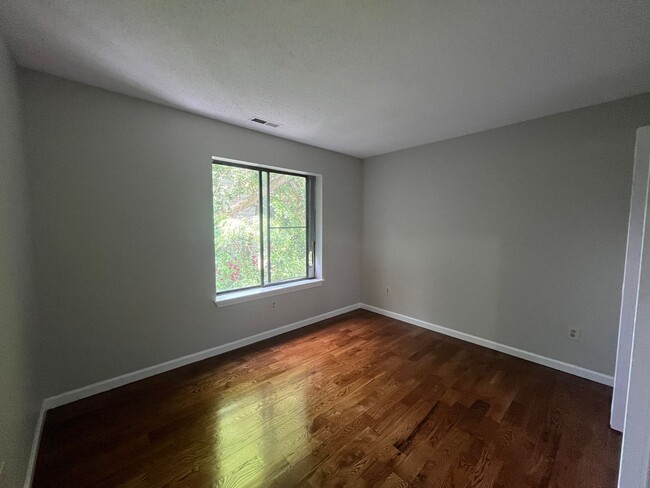 Building Photo - 2 Bed/ 1 Bath- Renovated Duplex Condo W/ G...