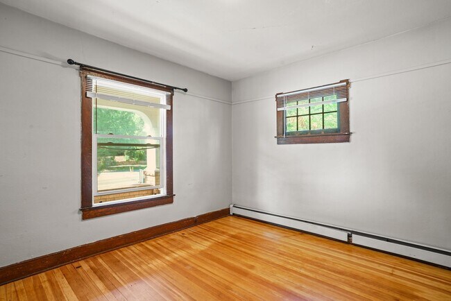 Building Photo - 975 University Ave