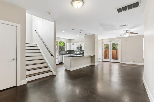 Building Photo - 3500 Robinson Ave