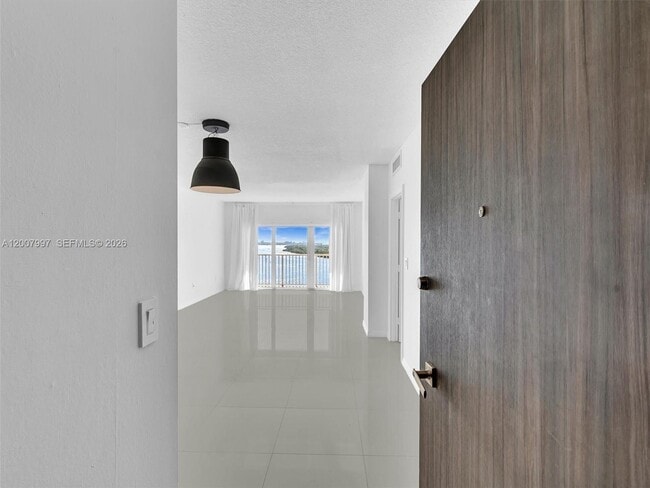 Building Photo - 300 Bayview Dr