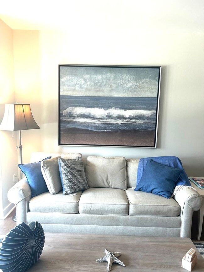 Building Photo - Gorgeous Fully Furnished 2BR/1BA Condo Ava...