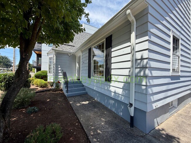 Building Photo - Lovely 3-Bedroom, 2-Bathroom House with Detached Garage in North Portland