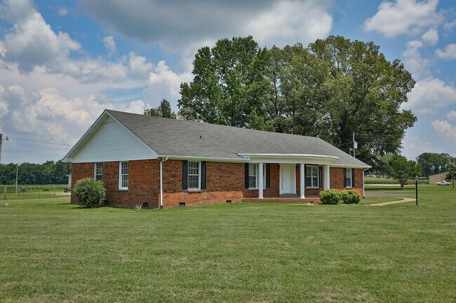 Building Photo - 4 BD, 2 BA Charming Brick Home in Dresden!