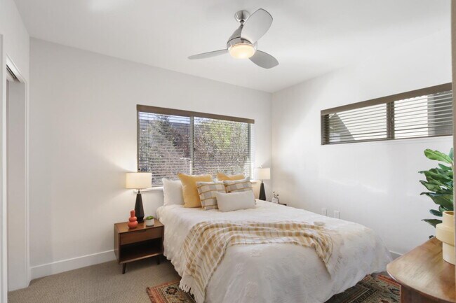 Building Photo - Gorgeous townhouse