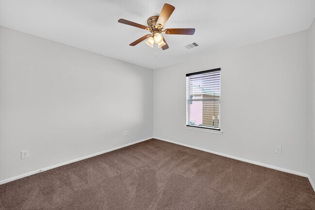 Building Photo - 6115 Shadow Isle Ln